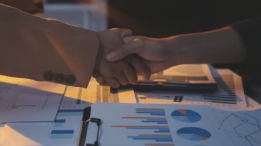 Tayland usulü ızgara tavasına yakın plan, Moo Kratha olarak bilinir, domuz eti, karides ve sebzeli ızgara ve çorba. Tayland 'da popüler Asya yemek deneyimi.