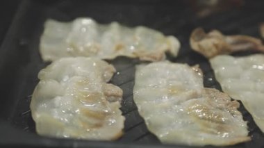 Tayland usulü ızgara tavasına yakın plan, Moo Kratha olarak bilinir, domuz eti, karides ve sebzeli ızgara ve çorba. Tayland 'da popüler Asya yemek deneyimi.