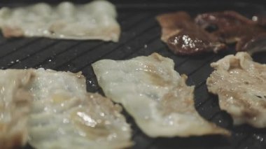 Tayland usulü ızgara tavasına yakın plan, Moo Kratha olarak bilinir, domuz eti, karides ve sebzeli ızgara ve çorba. Tayland 'da popüler Asya yemek deneyimi.