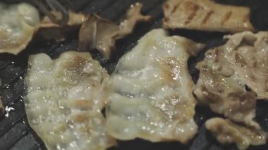 Tayland usulü ızgara tavasına yakın plan, Moo Kratha olarak bilinir, domuz eti, karides ve sebzeli ızgara ve çorba. Tayland 'da popüler Asya yemek deneyimi.