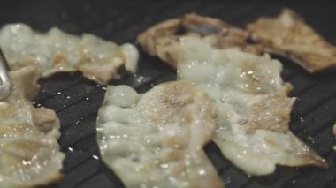 Tayland usulü ızgara tavasına yakın plan, Moo Kratha olarak bilinir, domuz eti, karides ve sebzeli ızgara ve çorba. Tayland 'da popüler Asya yemek deneyimi.