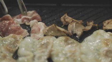 Tayland usulü ızgara tavasına yakın plan, Moo Kratha olarak bilinir, domuz eti, karides ve sebzeli ızgara ve çorba. Tayland 'da popüler Asya yemek deneyimi.