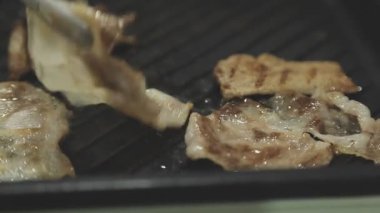 Tayland usulü ızgara tavasına yakın plan, Moo Kratha olarak bilinir, domuz eti, karides ve sebzeli ızgara ve çorba. Tayland 'da popüler Asya yemek deneyimi.