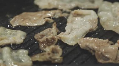 Tayland usulü ızgara tavasına yakın plan, Moo Kratha olarak bilinir, domuz eti, karides ve sebzeli ızgara ve çorba. Tayland 'da popüler Asya yemek deneyimi.