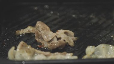 Tayland usulü ızgara tavasına yakın plan, Moo Kratha olarak bilinir, domuz eti, karides ve sebzeli ızgara ve çorba. Tayland 'da popüler Asya yemek deneyimi.