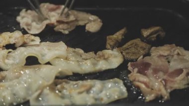 Tayland usulü ızgara tavasına yakın plan, Moo Kratha olarak bilinir, domuz eti, karides ve sebzeli ızgara ve çorba. Tayland 'da popüler Asya yemek deneyimi.