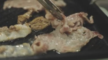 Tayland usulü ızgara tavasına yakın plan, Moo Kratha olarak bilinir, domuz eti, karides ve sebzeli ızgara ve çorba. Tayland 'da popüler Asya yemek deneyimi.