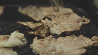 Tayland usulü ızgara tavasına yakın plan, Moo Kratha olarak bilinir, domuz eti, karides ve sebzeli ızgara ve çorba. Tayland 'da popüler Asya yemek deneyimi.