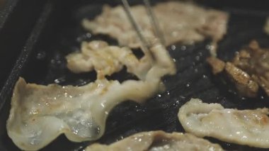 Tayland usulü ızgara tavasına yakın plan, Moo Kratha olarak bilinir, domuz eti, karides ve sebzeli ızgara ve çorba. Tayland 'da popüler Asya yemek deneyimi.