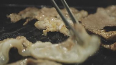 Tayland usulü ızgara tavasına yakın plan, Moo Kratha olarak bilinir, domuz eti, karides ve sebzeli ızgara ve çorba. Tayland 'da popüler Asya yemek deneyimi.