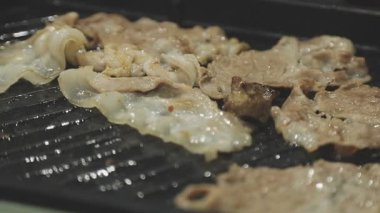 Tayland usulü ızgara tavasına yakın plan, Moo Kratha olarak bilinir, domuz eti, karides ve sebzeli ızgara ve çorba. Tayland 'da popüler Asya yemek deneyimi.