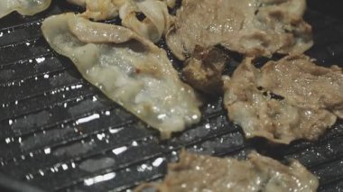 Tayland usulü ızgara tavasına yakın plan, Moo Kratha olarak bilinir, domuz eti, karides ve sebzeli ızgara ve çorba. Tayland 'da popüler Asya yemek deneyimi.