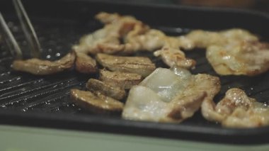 Tayland usulü ızgara tavasına yakın plan, Moo Kratha olarak bilinir, domuz eti, karides ve sebzeli ızgara ve çorba. Tayland 'da popüler Asya yemek deneyimi.