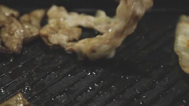 Tayland usulü ızgara tavasına yakın plan, Moo Kratha olarak bilinir, domuz eti, karides ve sebzeli ızgara ve çorba. Tayland 'da popüler Asya yemek deneyimi.