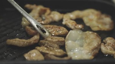 Tayland usulü ızgara tavasına yakın plan, Moo Kratha olarak bilinir, domuz eti, karides ve sebzeli ızgara ve çorba. Tayland 'da popüler Asya yemek deneyimi.