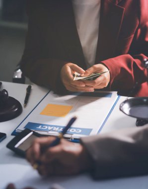 Yargıç Gavin ve Adalet Avukatları 'nın arka plandaki hukuk firmasında takım toplantısı var. Ofiste müvekkili olan noter.