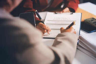 Yargıç Gavin ve Adalet Avukatları 'nın arka plandaki hukuk firmasında takım toplantısı var. Ofiste müvekkili olan noter.