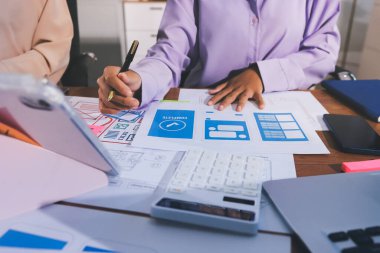 Mobil uygulama arayüzü kablo dizaynı hakkında modern ofisteki müşteri breif ve renk kodu ile fikir alışverişinde bulunan uu geliştirici ve ui tasarımcısını kapat. Yaratıcı dijital geliştirme ajansı.