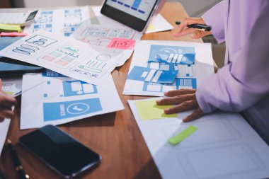 Mobil uygulama arayüzü kablo dizaynı hakkında modern ofisteki müşteri breif ve renk kodu ile fikir alışverişinde bulunan uu geliştirici ve ui tasarımcısını kapat. Yaratıcı dijital geliştirme ajansı.