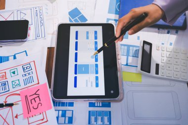 Mobil uygulama arayüzü kablo dizaynı hakkında modern ofisteki müşteri breif ve renk kodu ile fikir alışverişinde bulunan uu geliştirici ve ui tasarımcısını kapat. Yaratıcı dijital geliştirme ajansı.