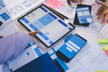 Mobil uygulama arayüzü kablo dizaynı hakkında modern ofisteki müşteri breif ve renk kodu ile fikir alışverişinde bulunan uu geliştirici ve ui tasarımcısını kapat. Yaratıcı dijital geliştirme ajansı.