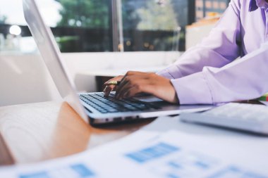 Mobil uygulama arayüzü kablo dizaynı hakkında modern ofisteki müşteri breif ve renk kodu ile fikir alışverişinde bulunan uu geliştirici ve ui tasarımcısını kapat. Yaratıcı dijital geliştirme ajansı.