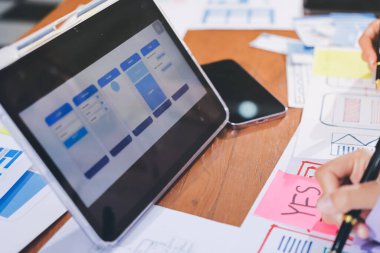 Mobil uygulama arayüzü kablo dizaynı hakkında modern ofisteki müşteri breif ve renk kodu ile fikir alışverişinde bulunan uu geliştirici ve ui tasarımcısını kapat. Yaratıcı dijital geliştirme ajansı.