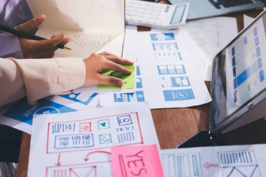 Mobil uygulama arayüzü kablo dizaynı hakkında modern ofisteki müşteri breif ve renk kodu ile fikir alışverişinde bulunan uu geliştirici ve ui tasarımcısını kapat. Yaratıcı dijital geliştirme ajansı.