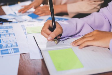 Mobil uygulama arayüzü kablo dizaynı hakkında modern ofisteki müşteri breif ve renk kodu ile fikir alışverişinde bulunan uu geliştirici ve ui tasarımcısını kapat. Yaratıcı dijital geliştirme ajansı.