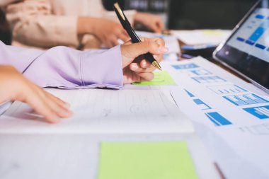 Mobil uygulama arayüzü kablo dizaynı hakkında modern ofisteki müşteri breif ve renk kodu ile fikir alışverişinde bulunan uu geliştirici ve ui tasarımcısını kapat. Yaratıcı dijital geliştirme ajansı.