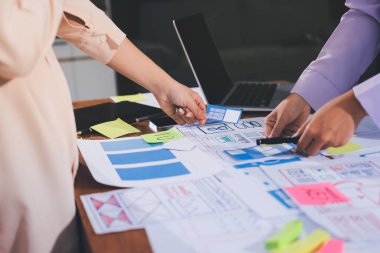 Mobil uygulama arayüzü kablo dizaynı hakkında modern ofisteki müşteri breif ve renk kodu ile fikir alışverişinde bulunan uu geliştirici ve ui tasarımcısını kapat. Yaratıcı dijital geliştirme ajansı.