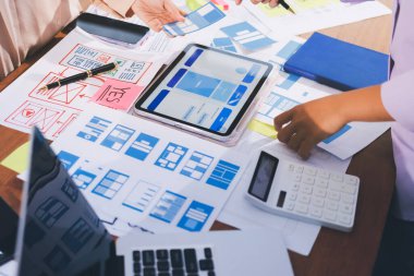 Mobil uygulama arayüzü kablo dizaynı hakkında modern ofisteki müşteri breif ve renk kodu ile fikir alışverişinde bulunan uu geliştirici ve ui tasarımcısını kapat. Yaratıcı dijital geliştirme ajansı.