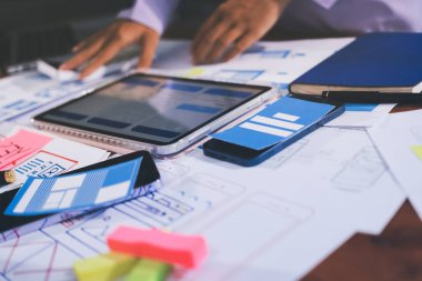 Mobil uygulama arayüzü kablo dizaynı hakkında modern ofisteki müşteri breif ve renk kodu ile fikir alışverişinde bulunan uu geliştirici ve ui tasarımcısını kapat. Yaratıcı dijital geliştirme ajansı.