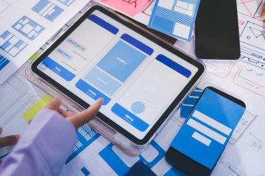 Mobil uygulama arayüzü kablo dizaynı hakkında modern ofisteki müşteri breif ve renk kodu ile fikir alışverişinde bulunan uu geliştirici ve ui tasarımcısını kapat. Yaratıcı dijital geliştirme ajansı.