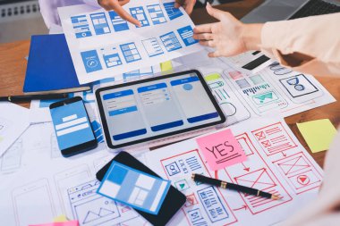 Mobil uygulama arayüzü kablo dizaynı hakkında modern ofisteki müşteri breif ve renk kodu ile fikir alışverişinde bulunan uu geliştirici ve ui tasarımcısını kapat. Yaratıcı dijital geliştirme ajansı.