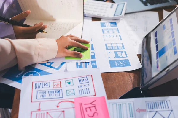 Mobil uygulama arayüzü kablo dizaynı hakkında modern ofisteki müşteri breif ve renk kodu ile fikir alışverişinde bulunan uu geliştirici ve ui tasarımcısını kapat. Yaratıcı dijital geliştirme ajansı.