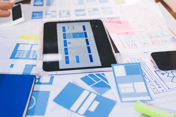 Mobil uygulama arayüzü kablo dizaynı hakkında modern ofisteki müşteri breif ve renk kodu ile fikir alışverişinde bulunan uu geliştirici ve ui tasarımcısını kapat. Yaratıcı dijital geliştirme ajansı.