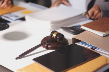 Yargıç Gavin ve Adalet Avukatları 'nın arka plandaki hukuk firmasında takım toplantısı var. Ofiste müvekkili olan noter.