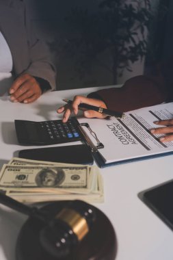 Yargıç Gavin ve Adalet Avukatları 'nın arka plandaki hukuk firmasında takım toplantısı var. Ofiste müvekkili olan noter.