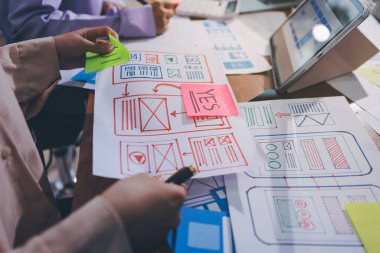 Mobil uygulama arayüzü kablo dizaynı hakkında modern ofisteki müşteri breif ve renk kodu ile fikir alışverişinde bulunan uu geliştirici ve ui tasarımcısını kapat. Yaratıcı dijital geliştirme ajansı.