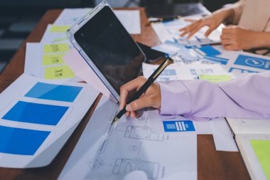 Mobil uygulama arayüzü kablo dizaynı hakkında modern ofisteki müşteri breif ve renk kodu ile fikir alışverişinde bulunan uu geliştirici ve ui tasarımcısını kapat. Yaratıcı dijital geliştirme ajansı.