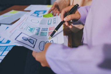 Mobil uygulama arayüzü kablo dizaynı hakkında modern ofisteki müşteri breif ve renk kodu ile fikir alışverişinde bulunan uu geliştirici ve ui tasarımcısını kapat. Yaratıcı dijital geliştirme ajansı.