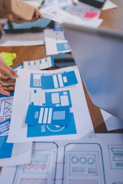 Mobil uygulama arayüzü kablo dizaynı hakkında modern ofisteki müşteri breif ve renk kodu ile fikir alışverişinde bulunan uu geliştirici ve ui tasarımcısını kapat. Yaratıcı dijital geliştirme ajansı.