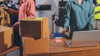 Girişim KOBİ küçük işletme girişimcisi önlük giyen Asyalı kadın dizüstü bilgisayar ve kutu kullanarak çevrimiçi müşterilere, çevrimiçi sme iş fikirlerine satış hazırlamak için siparişleri alır ve gözden geçirir.