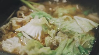 Shabu Shabu veya Sukiyaki veya güveç, domuz restoranında Japon yemekleri yemek çubukları, kullanarak tutan el