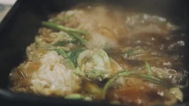 Shabu Shabu veya Sukiyaki veya güveç, domuz restoranında Japon yemekleri yemek çubukları, kullanarak tutan el