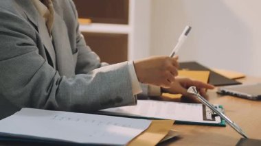 Adalet ve hukuk kavramı. Gavel, mahkeme salonundaki erkek hakim hakkında, evrak hukuku kitaplarıyla çalışıyor, davayı modern bürodaki masada rapor ediyor..