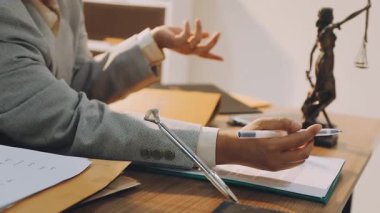 Adalet ve hukuk kavramı. Gavel, mahkeme salonundaki erkek hakim hakkında, evrak hukuku kitaplarıyla çalışıyor, davayı modern bürodaki masada rapor ediyor..