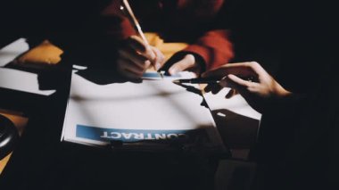 Adalet ve hukuk kavramı. Gavel, mahkeme salonundaki erkek hakim hakkında, evrak hukuku kitaplarıyla çalışıyor, davayı modern bürodaki masada rapor ediyor..