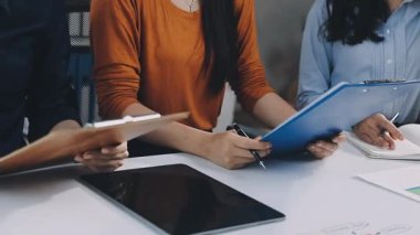 İki İşadamı İşyerinde Hesap Makinesini kullanarak Faturaları Hesaplıyor. İş ekibi toplantısı ve proje planı. İş adamları toplantı odasında tartışıyor..